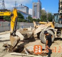 男人插男人网站高温下的坚守｜道路建设者用汗水铺就畅通路